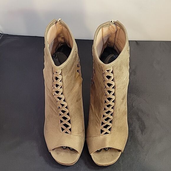 BCBGENERATION FAUX SUEDE DELANEY DREAM PEEP TOE SHOE - Picture 2 of 12